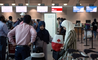 Fila para fazer o check-in de um voo no aeroporto internacional de Toronto para Riade, na Arábia Saudita. (Foto: VOA) 