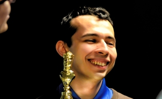 Aleksandr Lenderman com um dos troféus. (Foto: Reprodução/US Chess)