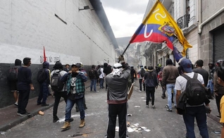 Manifestantes em Quito, Equador. (Foto: Reprodução/Twitter)