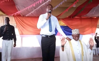Pastor Stephen Waiswa, dos Ministérios da Evangelização da Bíblia, levando um muçulmano a Cristo. (Foto: Reprodução/UGCN)