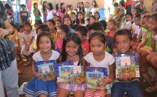 Crianças filipinas com materiais de estudos bíblicos. (Foto: Reprodução/Philippine Bible Society)