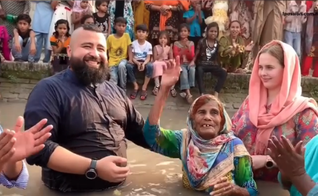 Batismo de idosa de 90 anos leva multidão a descer às águas, no Paquistão. (Foto: Reprodução/Instagram)