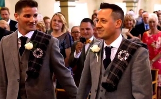 Casamento entre homens irlandeses. (Foto: Reprodução/Premier)