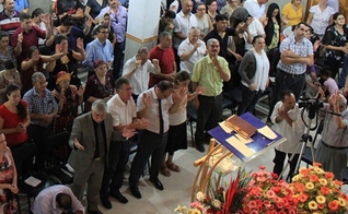 Cristãos durante Culto na Argélia. (Foto: Reprodução/SAT-7)
