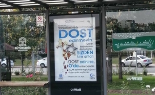 Cartaz com mensagens anticristãs e antijudaicas. (Foto: Reprodução/Twitter)