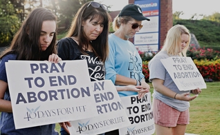 Voluntários fazem vigília e oram nas portas das clínicas de aborto. (Foto: Reprodução/40 Days for Life)