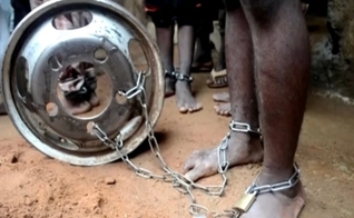 Adolescente com os pés amarrados a uma roda no estado de Kaduna, na Nigéria. (Foto: Reprodução/Reuters)