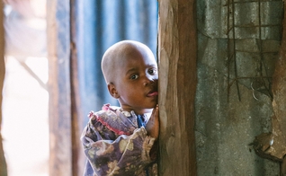 : Família de oito pessoas no Quênia vive uma vida nômade desde que sua casa foi incendiada em março de 2019. (Foto: Reprodução/IMB)