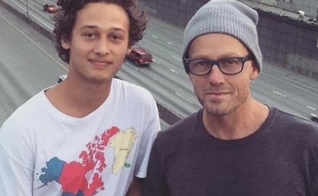 TobyMac e filho Truett. (Foto: Reprodução/Premier)
