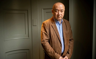 Dr. Enver Tohti, um ex-cirurgião da China que agora trabalha como motorista do Uber no Reino Unido, e diz ter participado de extrações de órgãos ordenadas pelo PCC. (Foto: Reprodução/Paul Grover)