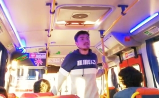 Estudante universitário cristão fala em um ônibus sobre a crise social no Chile. (Foto: Reprodução/Facebook)