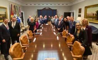 Pastores reunidos na sala Roosevelt, na Casa Branca. (Foto: Reprodução/Instagram)