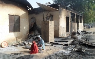 Aldeia dizimada após ataquedo Boko Haram em Dalori, no nordeste da Nigéria. (Foto: Reprodução/Irish Times)