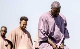 Kanye West se ajoelha durante 'Jesus Walks' no show 'Sunday Service' no Coachella, na Califórnia. (Foto: Rich Fury/AFP)
