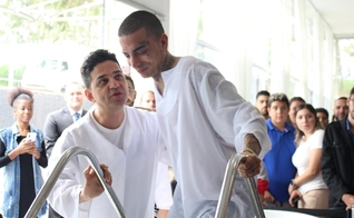 Funkeiro já frequenta a igreja há um ano. (Foto: Reprodução/ADALPHA) 