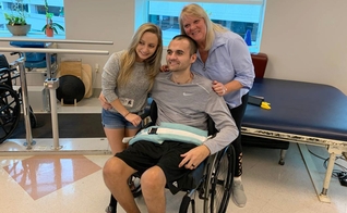 Nick Williams deixou o hospital acompanhado de sua família, nos EUA. (Foto: Jackson Health System)
