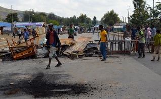 Membros da etnia Oromo bloquearam uma estrada em Wolenkomi, em dezembro. (Foto: William Davison/AFP/Getty)