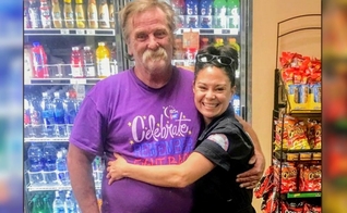 Jeanah Nomelli e Will Levens se encontram em um posto de gasolina. (Foto: Reprodução/Jeanah Nomelli)