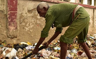 Muitos cristãos no Paquistão são trabalhadores de saneamento, como mostra esta imagem, usada para fins ilustrativos. (Foto: Reprodução/Barnabas Fund)