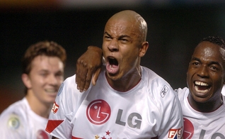 Alex Silva, em jogo como zagueiro do São Paulo. (Foto: Rubens Chiri/Site oficial SPFC)