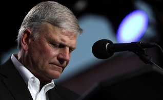 O pastor Franklin Graham, em oração. (Foto: Justin Sullivan/Getty)
