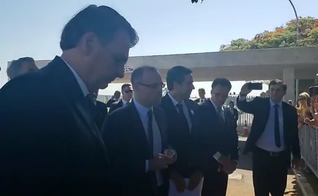 Momento da oração, feita por André Mendonça na porta do Alvorada. (Foto: Reprodução/Facebook)