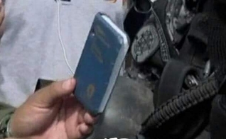 Bíblia de bolso que reteve a bala antes que atingisse o peito do policial. (Foto: Reprodução/Facebook)
