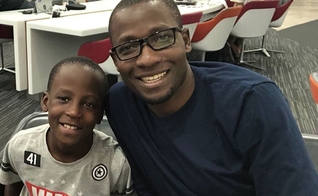 Pastor Peter Sewakiryanga com um menino sobrevivente de sacrifício infantil. (Foto: Reprodução/UGCN) 