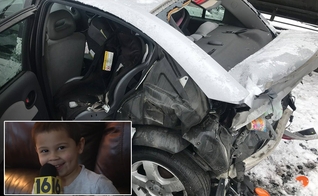 Camden Davis [no destaque] e o carro destruído após ser atingido pelo trem. (Foto: Reprodução/Germania Hose Company)