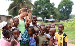 Jovem missionária interage com crianças na Libéria. (Foto: MissHibiscus/iStock/Getty Images)