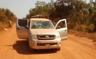 Um dos veículos cravejado de balas no ataque dos jihadistas ao comboio de funcionários no sudeste de Burkina Faso. (Foto: Reprodução/Barnabas Fund)