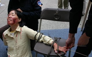 Reconstituição de tortura pela polícia em um centro de detenção. (Foto: Reprodução/Minghui.tv)