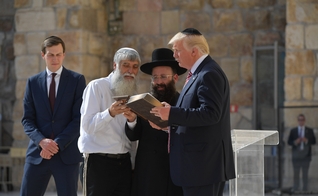 Donald Trump escuta rabinos em visita ao Muro das Lamentações, em Jerusalém. (Foto: Mandel Ngan/AFP/Getty Images)