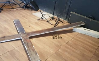 Cruz do interior da igreja foi jogada ao chão. (Foto: Reprodução/YouTube)