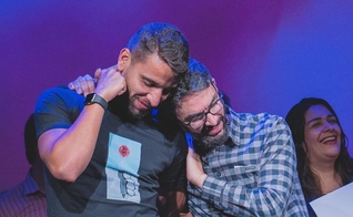 O meio-campista do Flamengo, Pepê Vilardi, ao lado do pastor Jr. Vargas. (Foto: Igreja Presbiteriana das Américas)