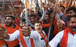 Radicais hindus em posição de ataque. (Foto: Reprodução/India Times)