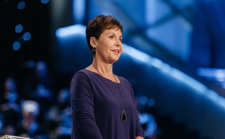 A autora Joyce Meyer explica a importância de alcançar a maturidade espiritual. (Foto: Lakewood Church)