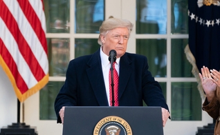 Presidente dos EUA, Donald Trump, em discurso no Jardim das Rosas na Casa Branca. (Foto: Casa Branca/Andrea Hanks)