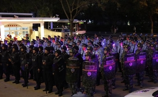 Regime fez uma cerimônia para marcar o início da operação de repressão em Qingdao. (Foto: Reprodução/Bitter Winter)