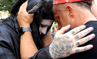 Todd White durante oração por satanista. (Foto: Reprodução/Facebook)