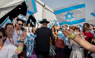 Imigrantes judeus, principalmente da França, recebidos calorosamente em Tel Aviv, em 17 de julho de 2019. (Foto: Reprodução/National Geographic Brasil)