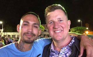 Pastor Jason Woolford, diretor da organização Mission Cry, ao lado de homem evangelizado. (Foto: Mission Cry) 