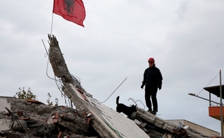 Destroços causados por terremoto de 6,4 graus que atingiu a Albânia em 26 de novembro. (Foto: Reprodução/BosNewsLife)