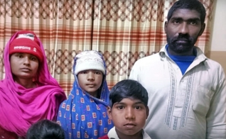 Forçadas a trabalhar, famílias cristãs são acorrentadas para impedir fuga. (Foto: Reprodução/Claas)