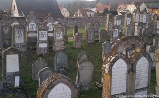 107 túmulos do cemitério de Westhoffen foram profanados. (Foto: Reprodução/Deutsche Welle)