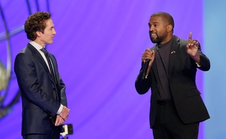 Kanye West ao lado do pastor Joel Osteen (à esquerda), durante um culto na Igreja Lakewood. (Foto: AP/Michael Wyke)
