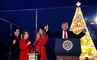 Donald Trump e Melania participam de cerimônia de iluminação da Árvore de Natal Nacional. (Foto: Jonathan Ernst/Reuters)