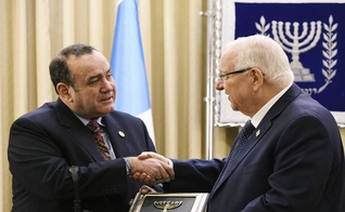 Presidente eleito da Guatemala, Alejandro Giammattei e o presidente israelense Reuven Rivlin. (Foto: Alejandro Giammattei)