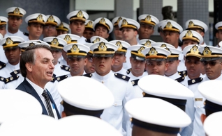 Jair Bolsonaro durante cerimônia de formatura de oficiais da Marinha do Brasil. (Foto: Alan dos Santos/PR)