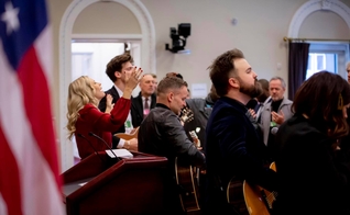 Líderes de louvor da Igreja Bethel, Brian e Jenn Johnson, lideram louvor na Casa Branca. (Foto: Jonathan Williams/Instagram)